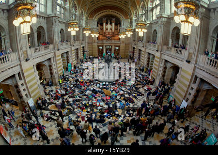 Glasgow, Schottland, Großbritannien, 27. April 2019. Kelvingrove Kunstgalerie und Museum sah eine Copycat Protest gegen den Klimawandel zu den Blauen Wal in London als dippy der Diplodocus sah eine Aussterben Rebellion Klimawandel Demonstranten hinlegen Protest ie "Sterben", über die Erde vergiftet wurden. Gerard Fähre / alamy Leben Nachrichten Stockfoto