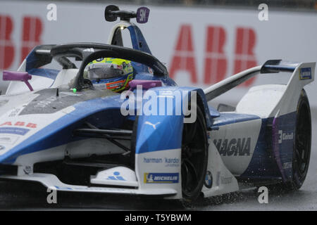 Paris, Frankreich. 27 Apr, 2019. Ich Andretti BMW Motorsport BMW IFE. 18 britische Fahrer ALEXANDER SIMS in Aktion während der Rennen der E-Prix von Paris für die Formel-E Weltmeisterschaft an Invalides - Paris - Frankreich. ROBIN FRIJNS Audi e-tron Virgin Racing gewinnt E-Prix de Paris Formel-E an Invalides - Paris - Frankreich Quelle: Pierre Stevenin/ZUMA Draht/Alamy leben Nachrichten Stockfoto