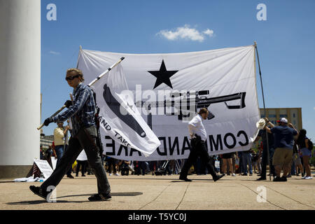 Dallas, Texas, USA. 5 Mai, 2018. Thomas Bartram, 20, von Houston trägt eine PTR-91 Gewehr auf dem Rücken und ein "Komm und nimm'' Flagge Gonzales - bei einem Protest organisiert durch offene Tragen Texas (ÜLG) am Rande der National Rifle Association (NRA) Jahrestagung am Samstag, 5. Mai 2018 in Dallas, Texas. © 2018 Patrick T. Fallon Credit: Patrick Fallon/ZUMA Draht/Alamy leben Nachrichten Stockfoto