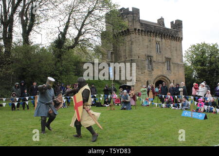 Morpeth, Großbritannien, 27. April 2019. Die mittelalterlichen Ritter bekämpfen Turnier durch Dawn of Chivalry in Morpeth Schloss Teil der Morpeth Northumbrian Sammlung präsentiert. Credit: DavidWhinham/Alamy leben Nachrichten Stockfoto