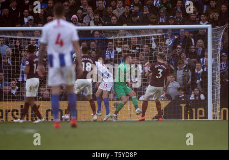 Brighton und Hove, England, Großbritannien, 27. April 2019. Während der Premier League Match zwischen Brighton und Hove Albion und Newcastle United im American Express Community Stadium, Brighton und Hove, England am 27. April 2019. Foto von Steve Ball. Nur die redaktionelle Nutzung, eine Lizenz für die gewerbliche Nutzung erforderlich. Keine Verwendung in Wetten, Spiele oder einer einzelnen Verein/Liga/player Publikationen. Stockfoto