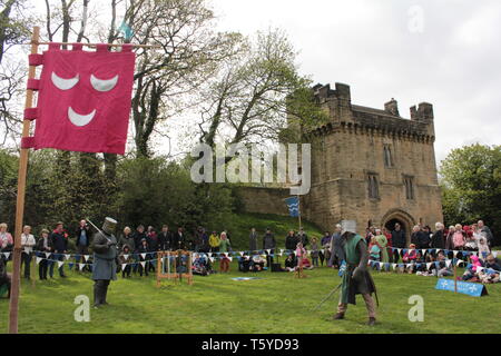 Morpeth, Großbritannien, 27. April 2019. Die mittelalterlichen Ritter bekämpfen Turnier durch Dawn of Chivalry in Morpeth Schloss Teil der Morpeth Northumbrian Sammlung präsentiert. Credit: DavidWhinham/Alamy leben Nachrichten Stockfoto