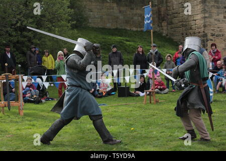 Morpeth, Großbritannien, 27. April 2019. Die mittelalterlichen Ritter bekämpfen Turnier durch Dawn of Chivalry in Morpeth Schloss Teil der Morpeth Northumbrian Sammlung präsentiert. Credit: DavidWhinham/Alamy leben Nachrichten Stockfoto