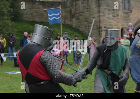 Morpeth, Großbritannien, 27. April 2019. Die mittelalterlichen Ritter bekämpfen Turnier durch Dawn of Chivalry in Morpeth Schloss Teil der Morpeth Northumbrian Sammlung präsentiert. Credit: DavidWhinham/Alamy leben Nachrichten Stockfoto