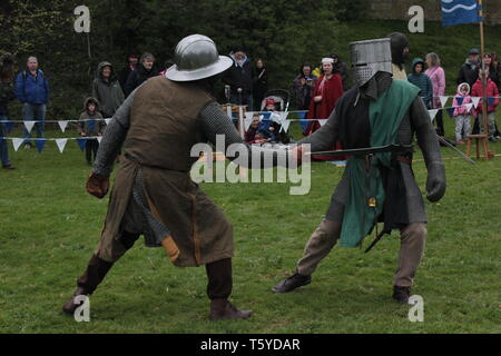 Morpeth, Großbritannien, 27. April 2019. Die mittelalterlichen Ritter bekämpfen Turnier durch Dawn of Chivalry in Morpeth Schloss Teil der Morpeth Northumbrian Sammlung präsentiert. Credit: DavidWhinham/Alamy leben Nachrichten Stockfoto