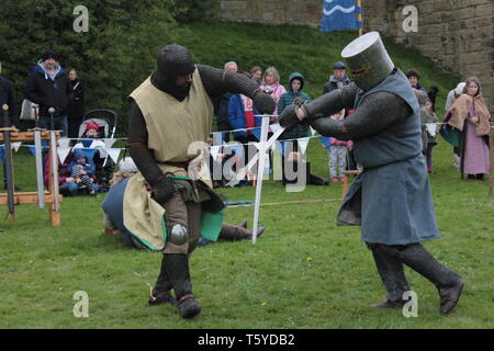 Morpeth, Großbritannien, 27. April 2019. Die mittelalterlichen Ritter bekämpfen Turnier durch Dawn of Chivalry in Morpeth Schloss Teil der Morpeth Northumbrian Sammlung präsentiert. Credit: DavidWhinham/Alamy leben Nachrichten Stockfoto