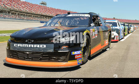 Talladega, AL, USA. 27 Apr, 2019. Die Autos sind bis in Grube Zeile für den Start des Geld Lion 300 in Talladega Super Speedway in Talladega, AL gesäumt. Kevin Langley/Sport Süd Media/CSM/Alamy leben Nachrichten Stockfoto