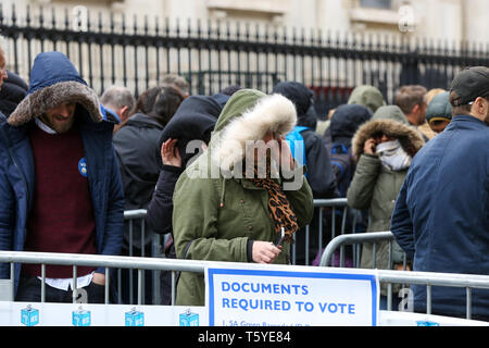 London, Großbritannien. 27. Apr 2019. Südafrikaner Warteschlange außerhalb der Hohen Kommission von Südafrika in London warten ihre Stimme in der diesjährigen Wahl zu werfen. Über 9000 Südafrikaner haben registriert, im Vereinigten Königreich, das ist die höchste Zahl der eingetragenen Wähler, die im Ausland leben, zu stimmen. Die Wahlkommission hat die Abstimmung Stunden für Südafrikanische Bürger in London verlängert bis 11:30 Uhr Am Samstag Nacht wegen des Vaisakhi Festival am Trafalgar Square. Credit: Dinendra Haria/Alamy leben Nachrichten Stockfoto