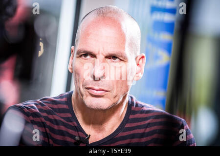 München, Bayern, Deutschland. 27 Apr, 2019. Der ehemalige griechische Finanzminister und berühmte Wirtschaftswissenschaftler YANIS VAROUFAKIS besucht München, Deutschland während der Tour für seinen Tag der Demokratie in Europa. Das DiEM Gruppe ist derzeit eine Kampagne für die Europawahlen, Setzen von 23.-26. Unter den vielen Themen angegangen, indem Varoufakis, besprach er Brexit, Strategien Populismus zu bekämpfen, und die Herausforderungen der Zukunft in der Eurozone. Varoufakis war der Finanzminister von Griechenland im Jahr 2015 und trat zurück, nachdem er einen Deal mit der Troika auf Bailout Programm des Landes zu erreichen. Im Jahr 2016 wurde er zum Stockfoto