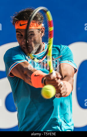 Barcelona, Spanien. 27. Apr 2019. RAPHAEL NADAL (ESP) gibt den Ball an Dominic Thiem (AUT) während der 6. Tag des 'Barcelona Open Banc Sabadell' 2019. Thiem besiegt Nadal 6:4, 6:4, Finale: Matthias Oesterle/Alamy Leben Nachrichten erreichen Stockfoto