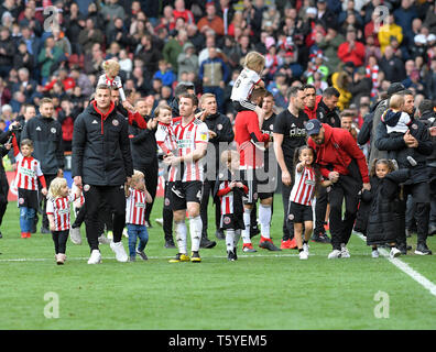 Sheffield, England 27.April. Sheffield United feiern ihren Sieg und den Aufstieg in die Premiership am Ende ihrer FA Meisterschaft Fußballspiel zwischen Sheffield United FC und Ipswich Town FC an der Sheffield United Football Ground, Bramall Lane, am 27. April Sheffield, England. Stockfoto