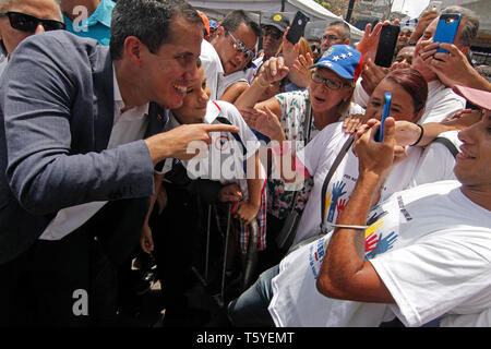 Caracas, Venezuela. 27 Apr, 2019. Die Venezolanische Opposition Leader und selbsternannte Präsident Juan Guaido begrüßt seine Anhänger bei einer Kundgebung in Caracas. Guaido forderte eine große nationale Mobilisierung am 1. Mai. Credit: Angel Hernandez/dpa/Alamy leben Nachrichten Stockfoto