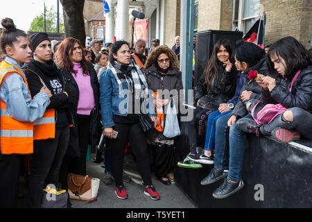 Southall, Großbritannien. 27. April 2019. Mitglieder der lokalen Gemeinschaft nehmen an einer Kundgebung außerhalb Southall Rathaus die Erinnerungen an Sawan Singh Chaggar und Blair Peach zum 40. Jahrestag ihres Todes zu ehren. Sawan Singh Chaggar, ein junger asiatischer Boy, war das Opfer eines rassistisch motivierten Angriff whist Blair Peach, ein Lehrer, wurde von der Metropolitan Police Patrol Gruppe während einer friedlichen Demonstration gegen die Front National Demonstration getötet. Credit: Mark Kerrison/Alamy leben Nachrichten Stockfoto