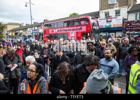 Southall, Großbritannien. 27. April 2019. Mitglieder der lokalen Gemeinschaft nehmen an einer Kundgebung außerhalb Southall Rathaus die Erinnerungen an Sawan Singh Chaggar und Blair Peach zum 40. Jahrestag ihres Todes zu ehren. Sawan Singh Chaggar, ein junger asiatischer Boy, war das Opfer eines rassistisch motivierten Angriff whist Blair Peach, ein Lehrer, wurde von der Metropolitan Police Patrol Gruppe während einer friedlichen Demonstration gegen die Front National Demonstration getötet. Credit: Mark Kerrison/Alamy leben Nachrichten Stockfoto