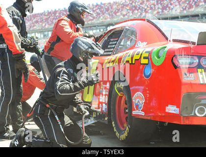 Talladega, AL, USA. 27 Apr, 2019. Die Flex Tape Chevrolet ist in der Grube während der Geld Lion 300 in Talladega Super Speedway in Talladega, AL gewartet. Kevin Langley/Sport Süd Media/CSM/Alamy leben Nachrichten Stockfoto