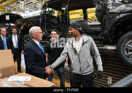 Vice President Mike Pence grüßt Mitarbeiter während seiner Tour der Ford Motor Company, Dearborn Lkw-werk Mittwoch, 24. April 2019, in Dearborn, 23.38.39 Leute: Vice President Mike Pence Stockfoto