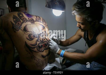 Kathmandu, Nepal. 27 Apr, 2019. Ein tattoo Artist gesehen Arbeiten an einen Kunden während der 9. Internationale Tattoo Convention. Credit: Sunil Pradhan/SOPA Images/ZUMA Draht/Alamy leben Nachrichten Stockfoto