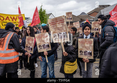 London, Großbritannien. 27. April 2019. Schüler mit Plakaten zu Beginn des März in Southall die Morde es Erinnerung an Sawan Singh Chaggar und Blair Pfirsich, ruft zur Einheit gegen den Rassismus. Chaggar, einem 18 Jahre alten Studenten, ermordet von Rassisten im Juni 1976 und Pfirsich war von einem Polizisten bei der Polizei randalierten gegen Demonstranten und der lokalen Gemeinschaft gegen eine Front National Rally am 23. April 1979, vor 40 Jahren getötet. Pet-Kredit: Peter Marschall/Alamy leben Nachrichten Stockfoto