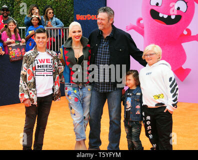 Los Angeles, Kalifornien, USA 27.April, 2019 (L-R) Kingston Rossdale, Sängerin Gwen Stefani, Sängerin Blake Shelton Apollo Bowie Flynn Rossdale und Zuma Nesta Rock Rossdale besuchen STX Filme präsentiert die Weltpremiere der UglyDolls am 27. April 2019 im Regal L.A. Leben in Los Angeles, Kalifornien, USA. Credit: Barry King/Alamy leben Nachrichten Stockfoto
