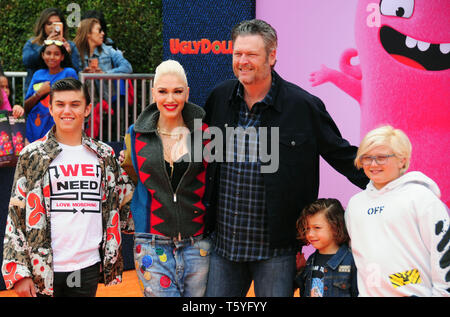 Los Angeles, Kalifornien, USA 27.April, 2019 (L-R) Kingston Rossdale, Sängerin Gwen Stefani, Sängerin Blake Shelton Apollo Bowie Flynn Rossdale und Zuma Nesta Rock Rossdale besuchen STX Filme präsentiert die Weltpremiere der UglyDolls am 27. April 2019 im Regal L.A. Leben in Los Angeles, Kalifornien, USA. Credit: Barry King/Alamy leben Nachrichten Stockfoto