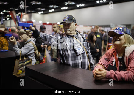 Indianapolis, Indiana, USA. 26 Apr, 2019. Die NRB die Triebe Ziele mit einem Laser Gewehr auf die Laserlyte stand während der National Convention der National Rifle Association. Quelle: Jeremy Hogan/SOPA Images/ZUMA Draht/Alamy leben Nachrichten Stockfoto