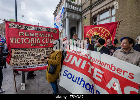 London, Großbritannien. 27. April 2019. Menschen an der Demonstration nach dem März in Southall die Morde es Erinnerung an Sawan Singh Chaggar und Blair Pfirsich, ruft zur Einheit gegen den Rassismus. Chaggar, einem 18 Jahre alten Studenten, ermordet von Rassisten im Juni 1976 und Pfirsich war von einem Polizisten bei der Polizei randalierten gegen Demonstranten und der lokalen Gemeinschaft gegen eine Front National Rally am 23. April 1979, vor 40 Jahren getötet. Credit: Peter Marschall/Alamy leben Nachrichten Stockfoto