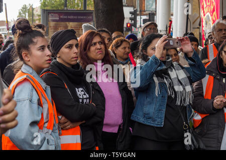 London, Großbritannien. 27. April 2019. Menschen an der Demonstration nach dem März in Southall die Morde es Erinnerung an Sawan Singh Chaggar und Blair Pfirsich, ruft zur Einheit gegen den Rassismus. Chaggar, einem 18 Jahre alten Studenten, ermordet von Rassisten im Juni 1976 und Pfirsich war von einem Polizisten bei der Polizei randalierten gegen Demonstranten und der lokalen Gemeinschaft gegen eine Front National Rally am 23. April 1979, vor 40 Jahren getötet. Credit: Peter Marschall/Alamy leben Nachrichten Stockfoto