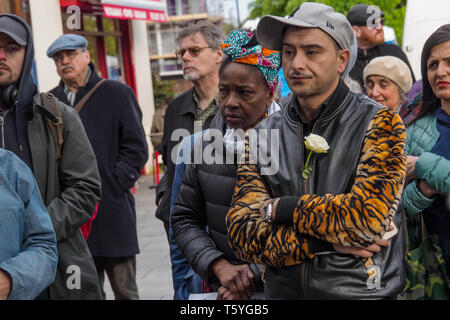 London, Großbritannien. 27. April 2019. Menschen an der Demonstration nach dem März in Southall die Morde es Erinnerung an Sawan Singh Chaggar und Blair Pfirsich, ruft zur Einheit gegen den Rassismus. Chaggar, einem 18 Jahre alten Studenten, ermordet von Rassisten im Juni 1976 und Pfirsich war von einem Polizisten bei der Polizei randalierten gegen Demonstranten und der lokalen Gemeinschaft gegen eine Front National Rally am 23. April 1979, vor 40 Jahren getötet. Credit: Peter Marschall/Alamy leben Nachrichten Stockfoto