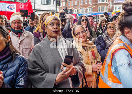 London, Großbritannien. 27. April 2019. Menschen an der Demonstration nach dem März in Southall die Morde es Erinnerung an Sawan Singh Chaggar und Blair Pfirsich, ruft zur Einheit gegen den Rassismus. Chaggar, einem 18 Jahre alten Studenten, ermordet von Rassisten im Juni 1976 und Pfirsich war von einem Polizisten bei der Polizei randalierten gegen Demonstranten und der lokalen Gemeinschaft gegen eine Front National Rally am 23. April 1979, vor 40 Jahren getötet. Credit: Peter Marschall/Alamy leben Nachrichten Stockfoto