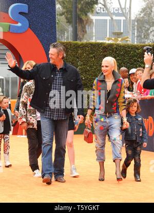Los Angeles, CA, USA. 27 Apr, 2019. Kingston Rossdale, Gwen Stefani, Blake Shelton, Apollo Bowie Flynn Rossdale, Zuma Nesta Rock Rossdale bei der Ankunft für UGLYDOLLS Premiere, Regal Cinema LA LIVE, Los Angeles, CA April 27, 2019. Credit: Elizabeth Goodenough/Everett Collection/Alamy leben Nachrichten Stockfoto