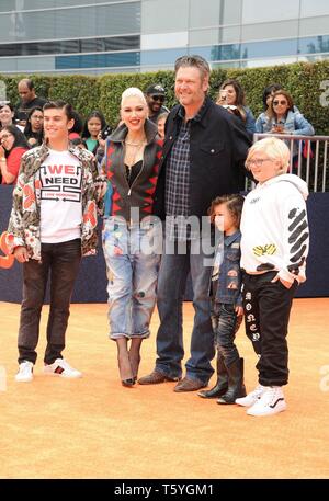Los Angeles, CA, USA. 27 Apr, 2019. Kingston Rossdale, Gwen Stefani, Blake Shelton, Apollo Bowie Flynn Rossdale, Zuma Nesta Rock Rossdale bei der Ankunft für UGLYDOLLS Premiere, Regal Cinema LA LIVE, Los Angeles, CA April 27, 2019. Credit: Elizabeth Goodenough/Everett Collection/Alamy leben Nachrichten Stockfoto