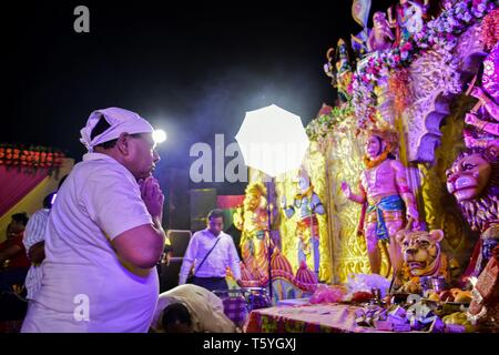 Punjab Punjab, Indien. 27 Apr, 2019. Ein Anhänger gesehen beten während des Rituals. Jagran" ist ein Hindu Ritual, bestehend aus allen - Nachtwache, Lieder und Tanz zu Ehren der Gottheit und Puja. Jagran" wird zu Ehren der verschiedenen hinduistischen Göttinnen durchgeführt. Credit: Saqib Majeed/SOPA Images/ZUMA Draht/Alamy leben Nachrichten Stockfoto