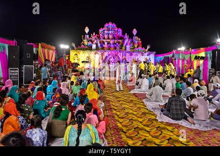 Punjab Punjab, Indien. 27 Apr, 2019. Anhänger gesehen während des Rituals zu beten. Jagran" ist ein Hindu Ritual, bestehend aus allen - Nachtwache, Lieder und Tanz zu Ehren der Gottheit und Puja. Jagran" wird zu Ehren der verschiedenen hinduistischen Göttinnen durchgeführt. Credit: Saqib Majeed/SOPA Images/ZUMA Draht/Alamy leben Nachrichten Stockfoto