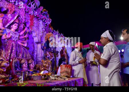 Punjab Punjab, Indien. 27 Apr, 2019. Ein Anhänger gesehen beten während des Rituals. Jagran" ist ein Hindu Ritual, bestehend aus allen - Nachtwache, Lieder und Tanz zu Ehren der Gottheit und Puja. Jagran" wird zu Ehren der verschiedenen hinduistischen Göttinnen durchgeführt. Credit: Saqib Majeed/SOPA Images/ZUMA Draht/Alamy leben Nachrichten Stockfoto