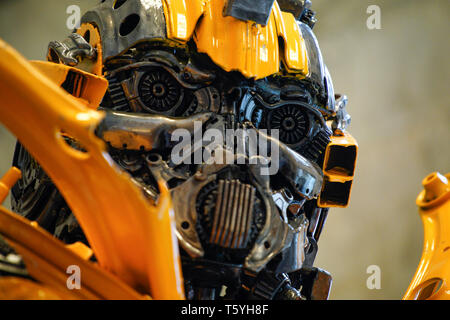 Warschau, Polen. 27 Apr, 2019. Ein metall Abbildung durch ein Zeichen von Transformatoren inspiriert ist, in der Gallery von Stahl Zahlen in der Palast der Kultur und Wissenschaft in Warschau, Polen, April 27, 2019 gesehen. Die Galerie von Stahl Zahlen stellt Skulpturen von berühmten Persönlichkeiten und Designs von recycelte Metall Elemente von einem der bekanntesten Schrottplätze inspiriert. Credit: Jaap Arriens/Xinhua/Alamy leben Nachrichten Stockfoto