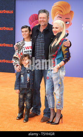 LOS ANGELES, Ca 27. April: Kingston Rossdale, Gwen Stefani, Blake Shelton, Apollo Bowie Flynn Rossdale, kommt bei STX Filme Weltpremiere von 'UglyDolls", Regal Cinemas L.A. Leben in Los Angeles Kalifornien am 27. April 2019 Credit: Faye Sadou/MediaPunch Stockfoto