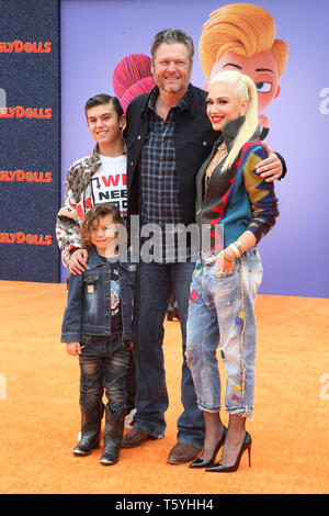 LOS ANGELES, Ca 27. April: Kingston Rossdale, Gwen Stefani, Blake Shelton, Apollo Bowie Flynn Rossdale, kommt bei STX Filme Weltpremiere von 'UglyDolls", Regal Cinemas L.A. Leben in Los Angeles Kalifornien am 27. April 2019 Credit: Faye Sadou/MediaPunch Stockfoto