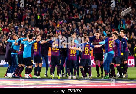 Barcelona, Spanien. 27 Apr, 2019. Die Spieler des FC Barcelona Feiern nach einem spanischen Liga Fußball Match zwischen dem FC Barcelona und Levante in Barcelona, Spanien, am 27. April 2019. FC Barcelona gewann 1:0 und behauptete, die Spanische Liga Meister mit drei Gleichen zu ersparen. Credit: Joan Gosa/Xinhua/Alamy leben Nachrichten Stockfoto