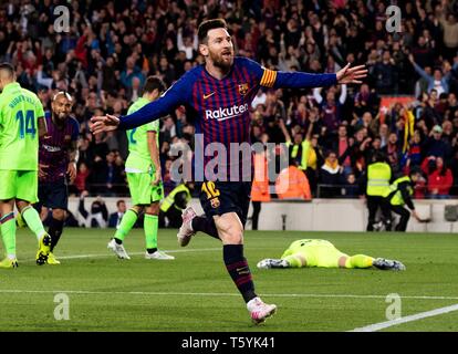 Barcelona, Spanien. 27 Apr, 2019. Barcelonas Lionel Messi feiert seinen zählen während der spanischen Liga Fußball Match zwischen dem FC Barcelona und Levante in Barcelona, Spanien, am 27. April 2019. FC Barcelona gewann 1:0 und behauptete, die Spanische Liga Meister mit drei Gleichen zu ersparen. Credit: Joan Gosa/Xinhua/Alamy leben Nachrichten Stockfoto