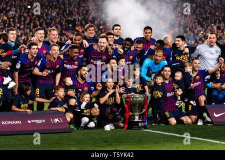 Barcelona, Spanien. 27 Apr, 2019. Barcelonas Spieler feiern mit der Trophäe nach einem spanischen Liga Fußball Match zwischen dem FC Barcelona und Levante in Barcelona, Spanien, am 27. April 2019. FC Barcelona gewann 1:0 und behauptete, die Spanische Liga Meister mit drei Gleichen zu ersparen. Credit: Joan Gosa/Xinhua/Alamy leben Nachrichten Stockfoto