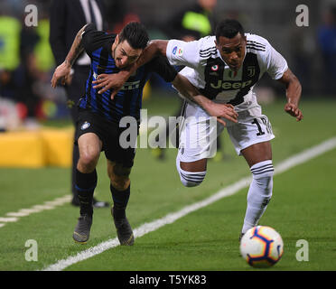 Mailand, Italien. 27 Apr, 2019. Inter Mailand ist Matteo Politano (L) Mias mit Juventus von Alex Sandro in der Serie A Fußball Spiel mit Inter Mailand in Mailand, Italien, 27. April 2019. Das Match endete in einem 1-1 zeichnen. Credit: Alberto Lingria/Xinhua/Alamy leben Nachrichten Stockfoto