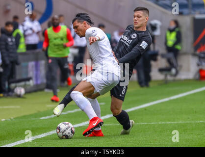 Frankfurt am Main, Deutschland. 27 Apr, 2019. Karim Rekik (L) der Berlin Mias mit Luka Jovic in Frankfurt beim Bundesligaspiel zwischen Eintracht Frankfurt und Hertha Berlin in Frankfurt, Deutschland, am 27. April 2019. Das Spiel endete mit einem 0:0-Unentschieden. Credit: Ulrich Hufnagel/Xinhua/Alamy leben Nachrichten Stockfoto