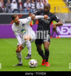 Frankfurt am Main, Deutschland. 27 Apr, 2019. Marvin Plattenhardt (L) der Berlin Mias mit Jetro Willems in Frankfurt beim Bundesligaspiel zwischen Eintracht Frankfurt und Hertha Berlin in Frankfurt, Deutschland, am 27. April 2019. Das Spiel endete mit einem 0:0-Unentschieden. Credit: Ulrich Hufnagel/Xinhua/Alamy leben Nachrichten Stockfoto