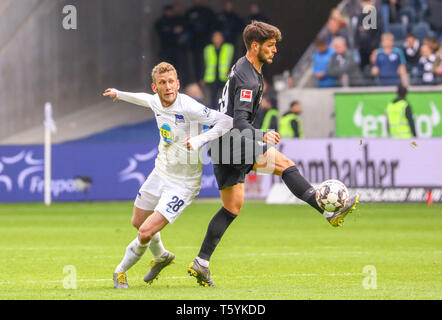 Frankfurt am Main, Deutschland. 27 Apr, 2019. Fabian Lustenberger (L) der Berlin Mias mit Goncalo Paciencia Frankfurt beim Bundesligaspiel zwischen Eintracht Frankfurt und Hertha Berlin in Frankfurt, Deutschland, am 27. April 2019. Das Spiel endete mit einem 0:0-Unentschieden. Credit: Ulrich Hufnagel/Xinhua/Alamy leben Nachrichten Stockfoto