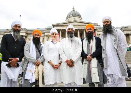 Sikh Männer und Frauen sind am Trafalgar Square während des Festivals zu sehen. Die Vaisakhi Festival ist ein religiöses Fest, dass die Sikh neue Jahr markiert. Feiern in diesem Jahr fand am 14. April, erinnert an den Beginn des Sikhismus als kollektive Glauben und Londons Feiern sind eine Chance für Menschen aus allen Volksgruppen, Religionen und Herkunft ein Festival, das durch die Sikhs, die leben in der Hauptstadt gefeiert wird und über 20 Millionen Menschen auf der ganzen Welt zu erleben. Stockfoto