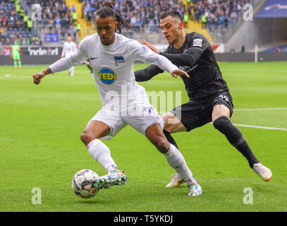 Frankfurt am Main, Deutschland. 27 Apr, 2019. Valentino Lazaro (L) der Berlin Mias mit Filip Kostic Frankfurt beim Bundesligaspiel zwischen Eintracht Frankfurt und Hertha Berlin in Frankfurt, Deutschland, am 27. April 2019. Das Spiel endete mit einem 0:0-Unentschieden. Credit: Ulrich Hufnagel/Xinhua/Alamy leben Nachrichten Stockfoto