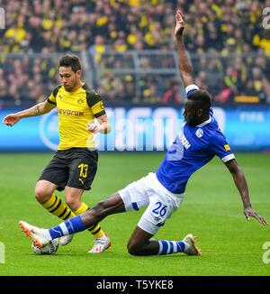 Dortmund, Deutschland. 27 Apr, 2019. Raphael Guerreiro (L) von Dortmund Mias mit Salif Sane von Schalke 04 im Bundesligaspiel bei Borussia Dortmund in Dortmund, Deutschland, 27. April 2019. Schalke 04 gewann 4-2. Quelle: Joachim Bywaletz/Xinhua/Alamy leben Nachrichten Stockfoto