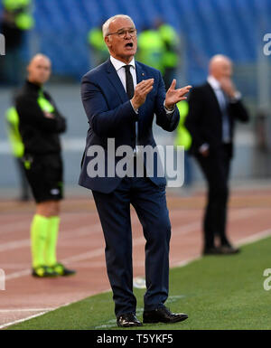 Rom, Italien. 27 Apr, 2019. Als Roma's Coach Claudio Ranieri Gesten während einer Serie ein Fußballspiel zwischen AS Roma und Cagliari in Rom, Italien, 27. April 2019. Als Roma gewann 3-0. Credit: Augusto Casasoli/Xinhua/Alamy leben Nachrichten Stockfoto