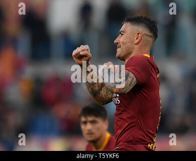 Rom, Italien. 27 Apr, 2019. Als Roma's Aleksandar Kolarov feiert sein Ziel während einer Serie ein Fußballspiel zwischen AS Roma und Cagliari in Rom, Italien, 27. April 2019. Als Roma gewann 3-0. Credit: Augusto Casasoli/Xinhua/Alamy leben Nachrichten Stockfoto