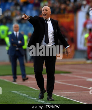 Rom, Italien. 27 Apr, 2019. Von Cagliari Trainer Rolando Maran Gesten während einer Serie ein Fußballspiel zwischen AS Roma und Cagliari in Rom, Italien, 27. April 2019. Als Roma gewann 3-0. Credit: Augusto Casasoli/Xinhua/Alamy leben Nachrichten Stockfoto